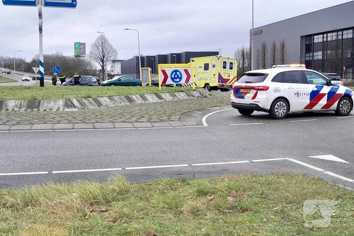 Twee personenwagens botsen op rotonde