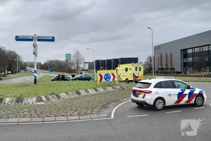 Twee personenwagens botsen op rotonde