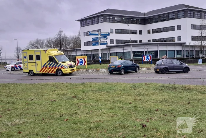 Twee personenwagens botsen op rotonde