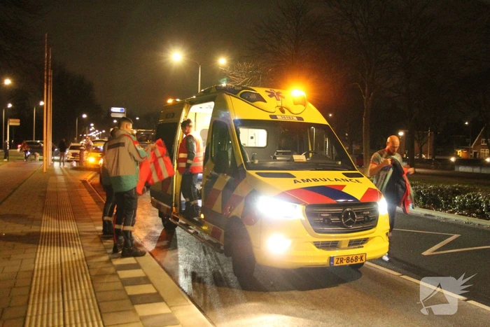 Fietser en automobilist in botsing