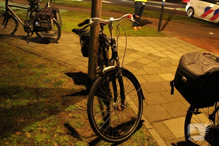 Fietser en automobilist in botsing