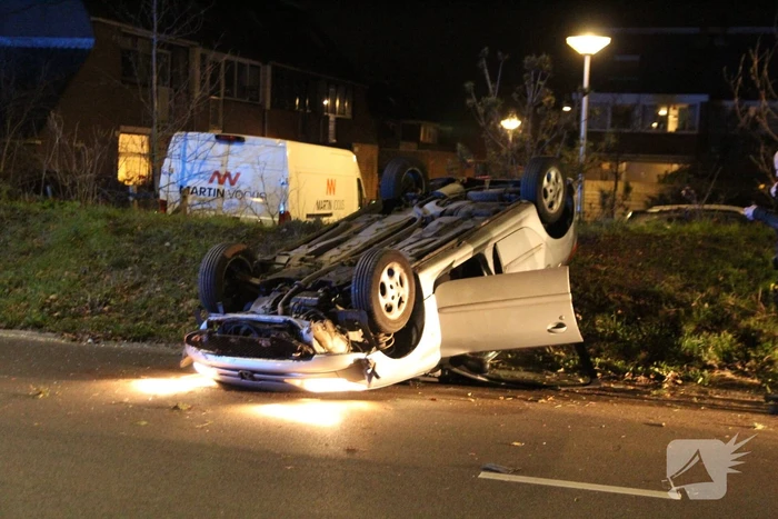 Automobilist slaat over de kop