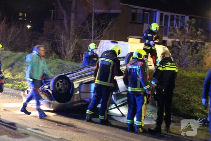 Automobilist slaat over de kop