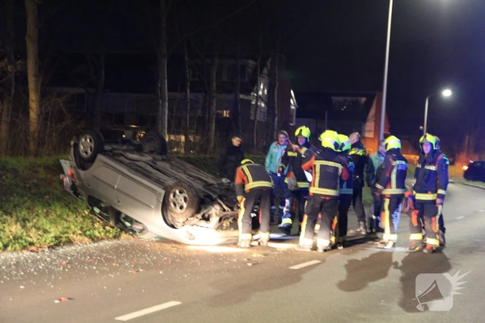 Automobilist slaat over de kop