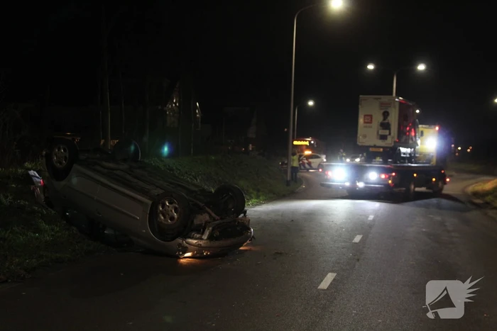 Automobilist slaat over de kop