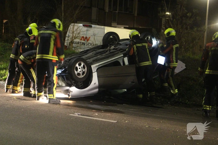 Automobilist slaat over de kop