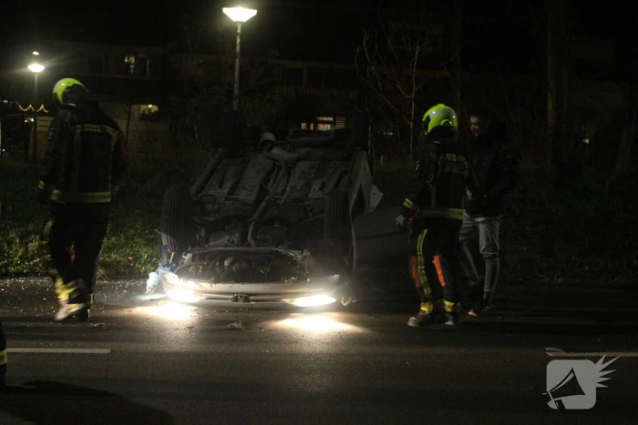 Automobilist slaat over de kop