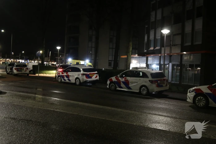 Gewonde bij steekpartij tegenover politiebureau