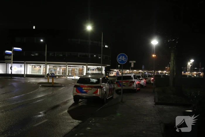 Gewonde bij steekpartij tegenover politiebureau