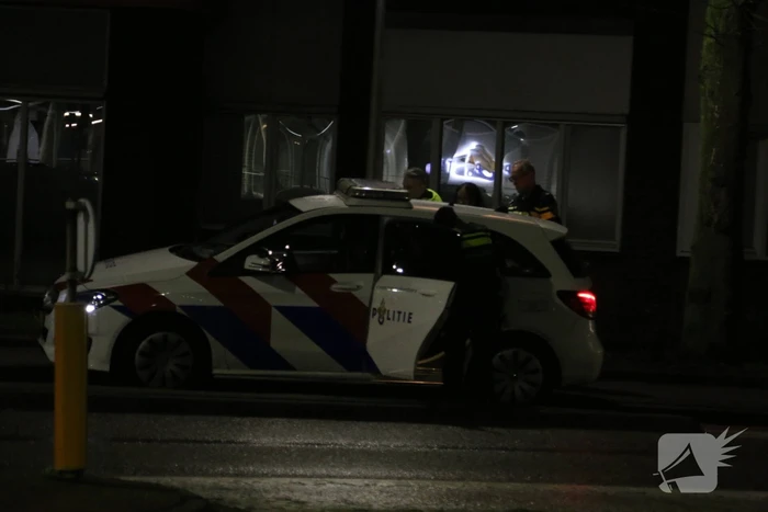 Gewonde bij steekpartij tegenover politiebureau