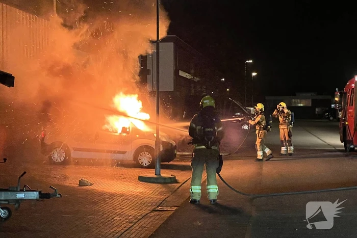 Bestelbus verwoest door brand