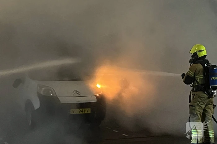 Bestelbus verwoest door brand