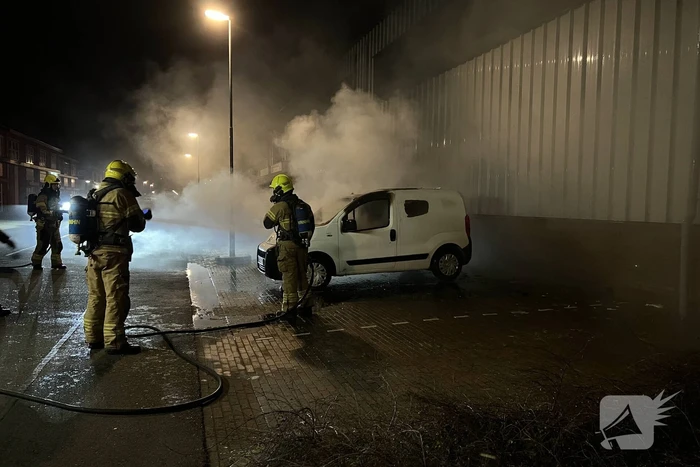 Bestelbus verwoest door brand