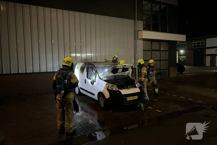 Bestelbus verwoest door brand