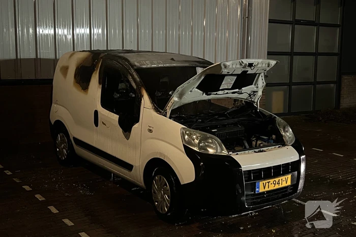 Bestelbus verwoest door brand
