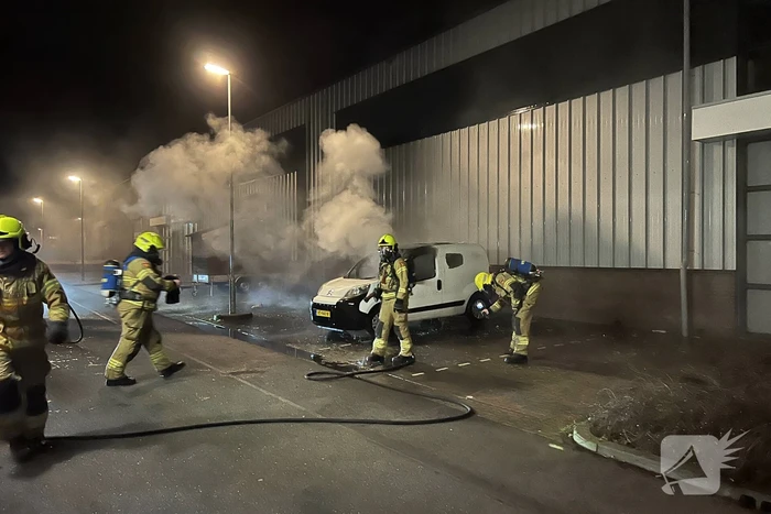 Bestelbus verwoest door brand
