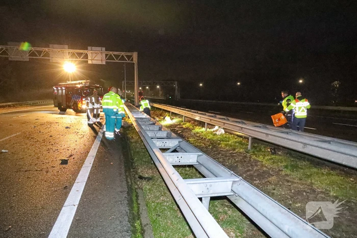 Snelweg dicht door ongeval, inzittenden op de vlucht