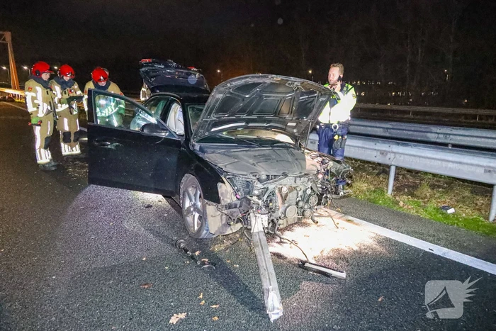 Snelweg dicht door ongeval, inzittenden op de vlucht