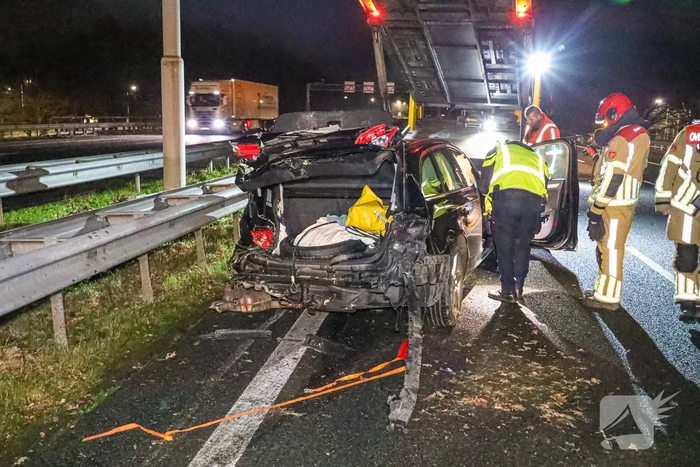 Snelweg dicht door ongeval, inzittenden op de vlucht