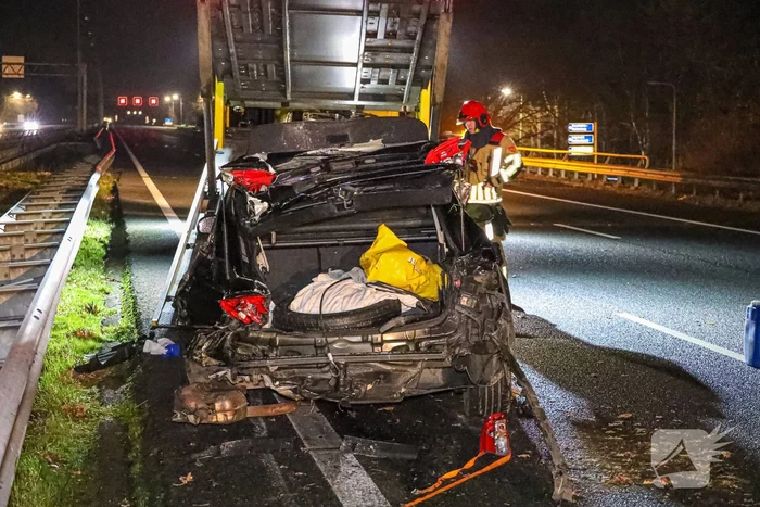 Snelweg dicht door ongeval, inzittenden op de vlucht