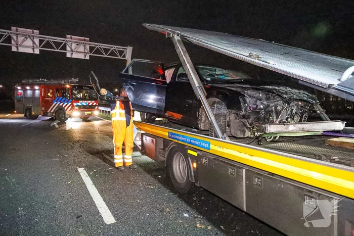 Snelweg dicht door ongeval, inzittenden op de vlucht