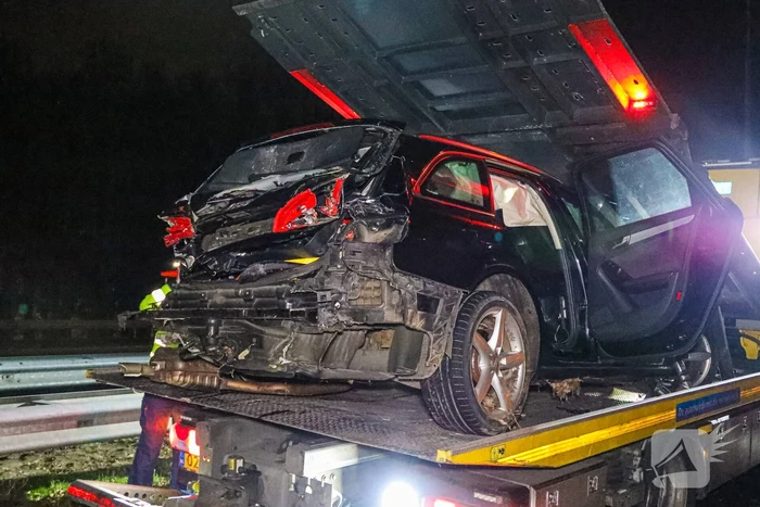 Snelweg dicht door ongeval, inzittenden op de vlucht