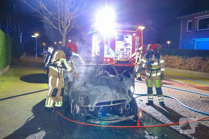 Personenwagen verwoest door brand