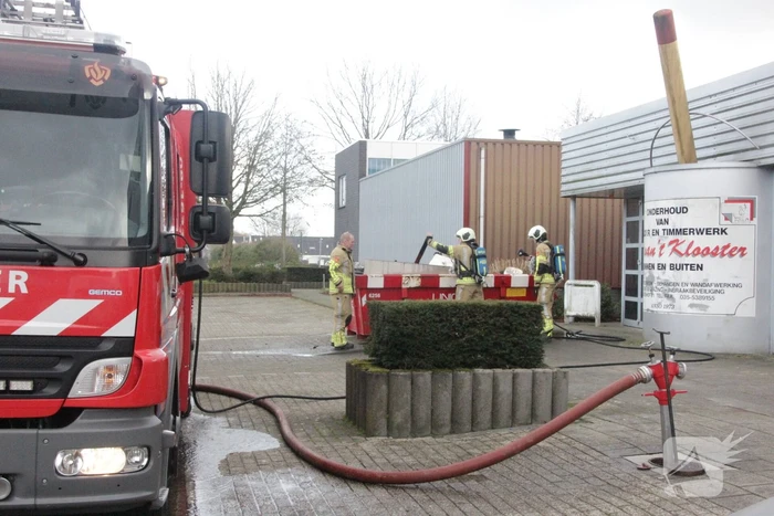 Brand in container met bouwafval snel onder controle