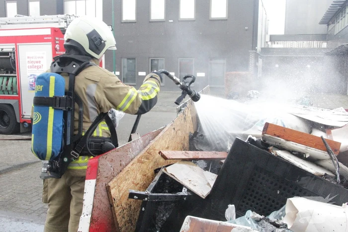 Brand in container met bouwafval snel onder controle