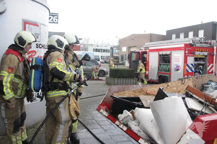 Brand in container met bouwafval snel onder controle