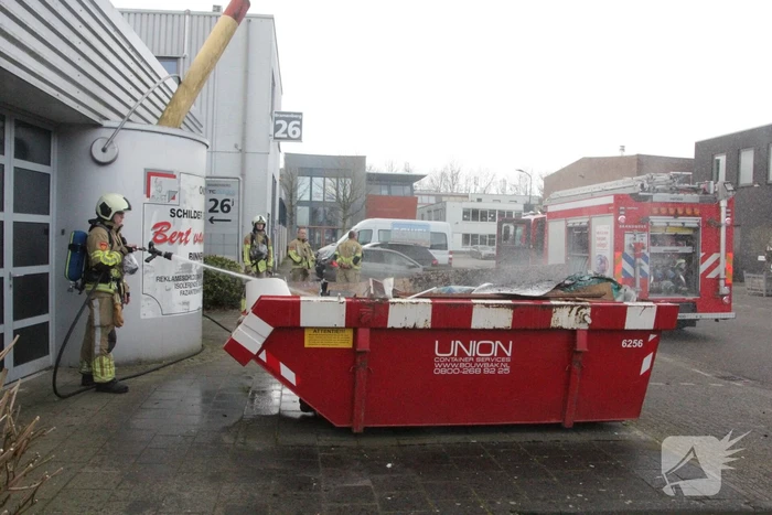 Brand in container met bouwafval snel onder controle