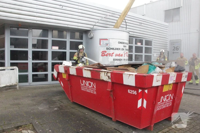 Brand in container met bouwafval snel onder controle
