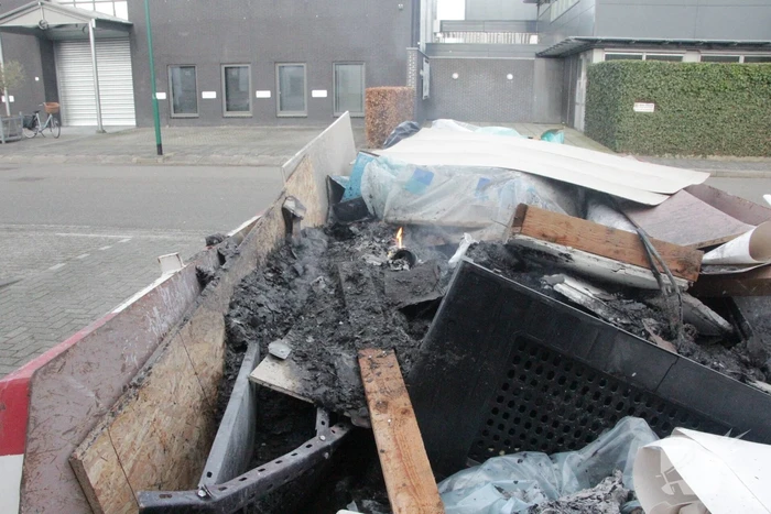 Brand in container met bouwafval snel onder controle