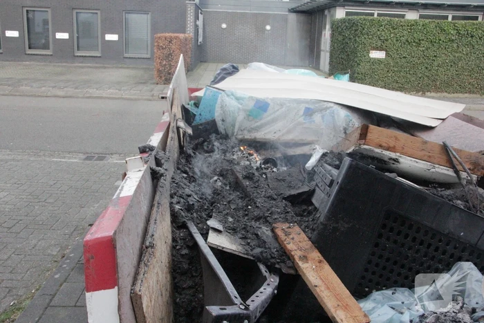 Brand in container met bouwafval snel onder controle
