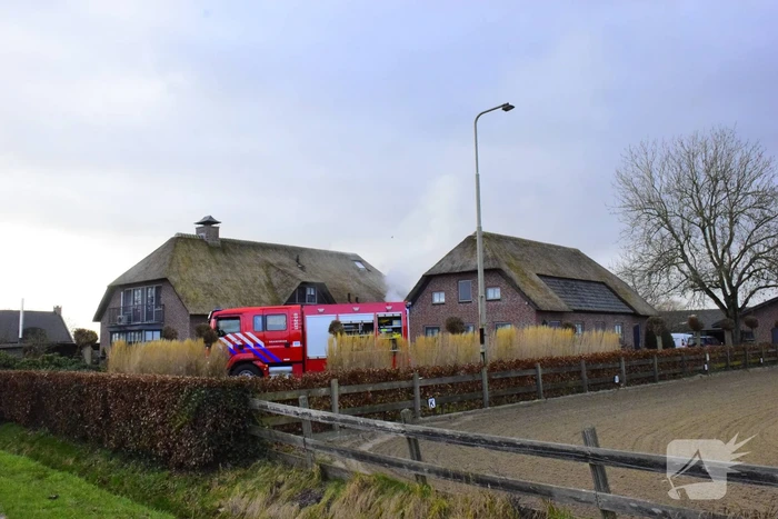 Grote brand in vrijstaande woning met rietendak