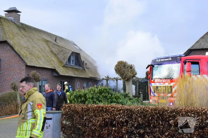 Grote brand in vrijstaande woning met rietendak