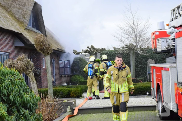 Grote brand in vrijstaande woning met rietendak