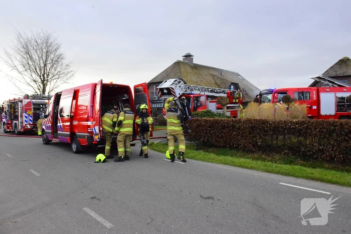 Grote brand in vrijstaande woning met rietendak
