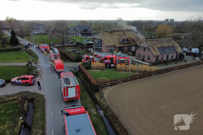 Grote brand in vrijstaande woning met rietendak