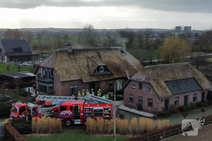 Grote brand in vrijstaande woning met rietendak