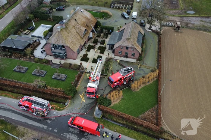 Grote brand in vrijstaande woning met rietendak