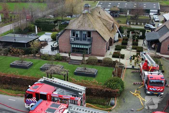Grote brand in vrijstaande woning met rietendak