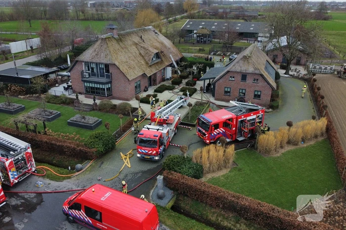 Grote brand in vrijstaande woning met rietendak