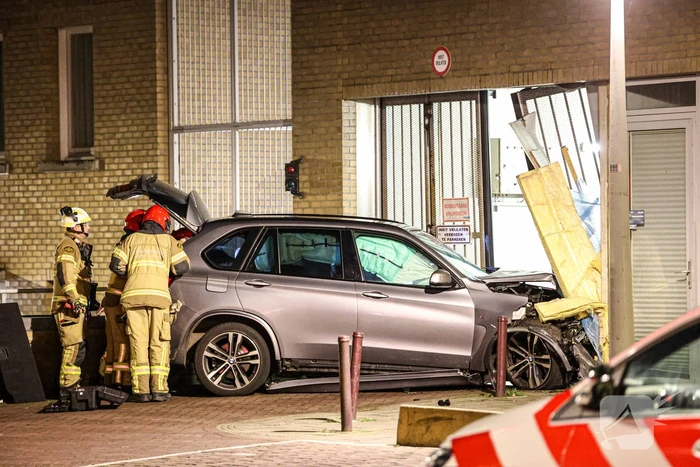 Automobilist ramt pui parkeergarage na achtervolging