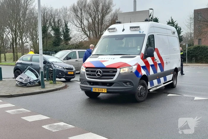 Brandweer knipt deur uit auto na ongeval
