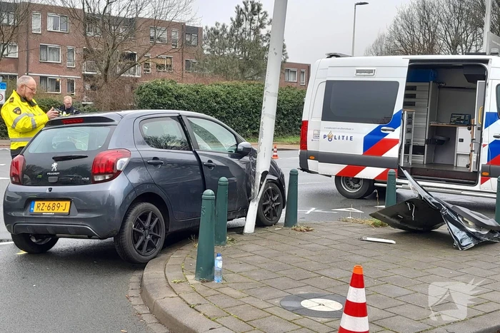 Brandweer knipt deur uit auto na ongeval