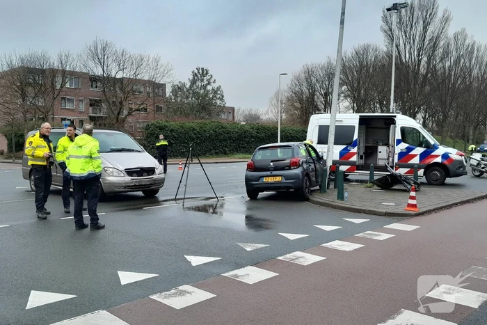 Brandweer knipt deur uit auto na ongeval