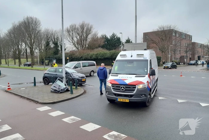 Brandweer knipt deur uit auto na ongeval