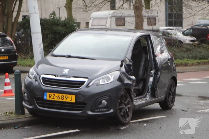 Brandweer knipt deur uit auto na ongeval