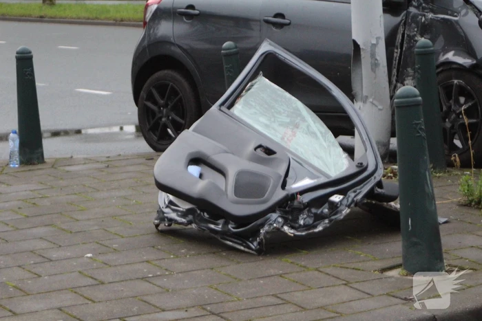 Brandweer knipt deur uit auto na ongeval